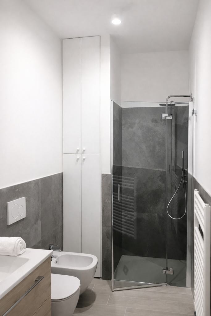 Bagno con doccia incassata in mini appartamento ristrutturato a Padova centro